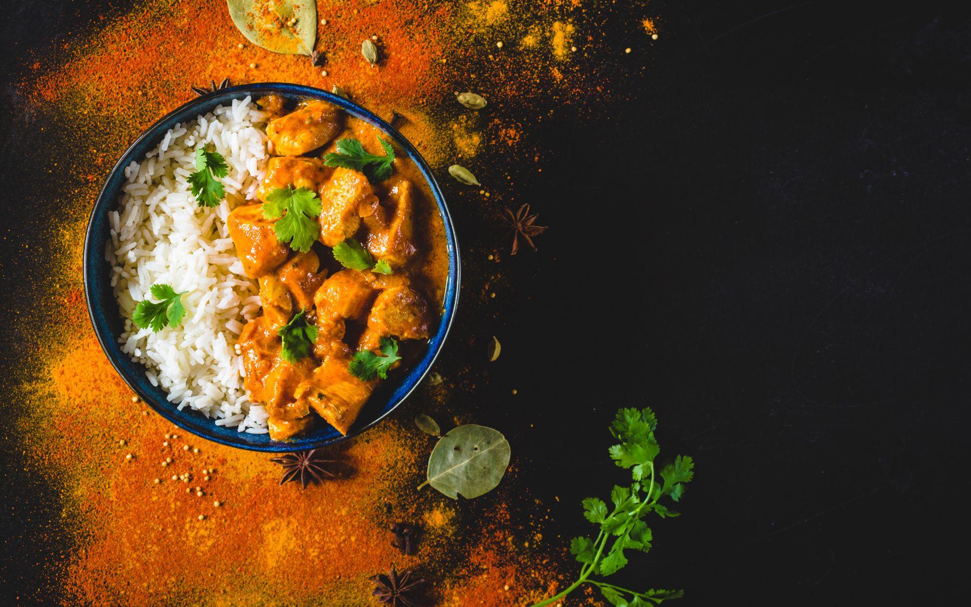 Teller mit indischem Curry
